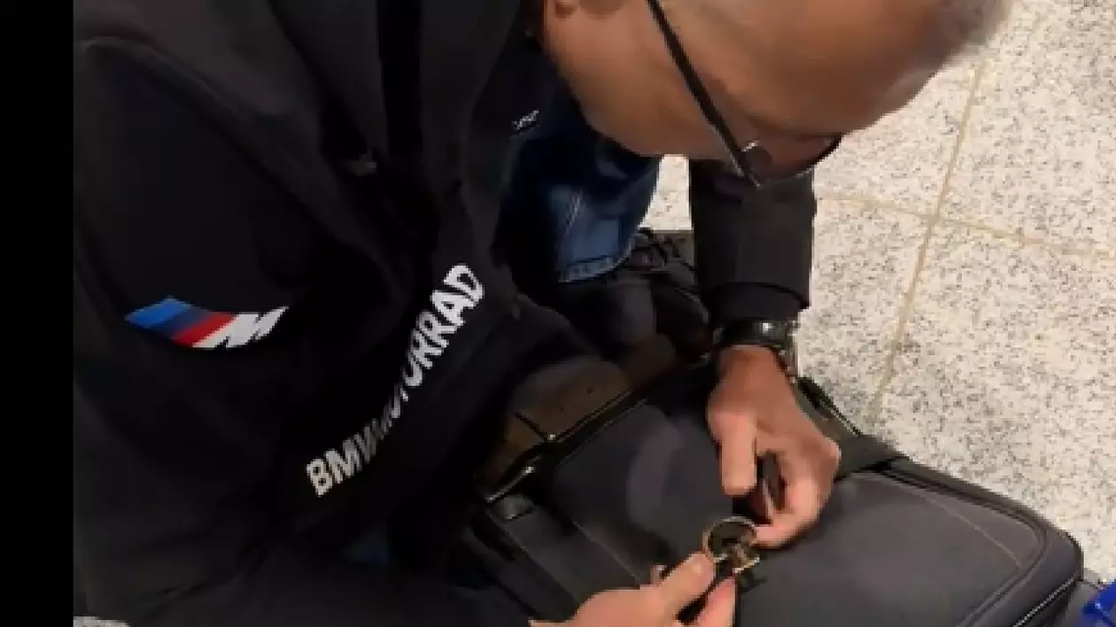 Cum a păcălit un pasager sistemul de măsurare a bagajelor de la Ryanair: „Sunt fan” | VIDEO