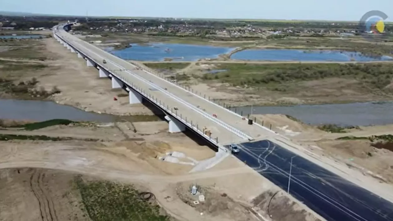 Unul dintre cele mai lungi poduri din România, complet betonat. Lucrările pe A7 avansează rapid