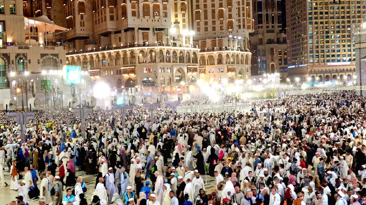Mecca, Arabia Saudită, 12 iunie 2024: Curtea exterioară a marii moschei sacre, Makkah al-Mukarramah, orașul Makkah, capitala provinciei Mecca din regiunea Hejaz din vestul Arabiei Saudite, plină de credincioși