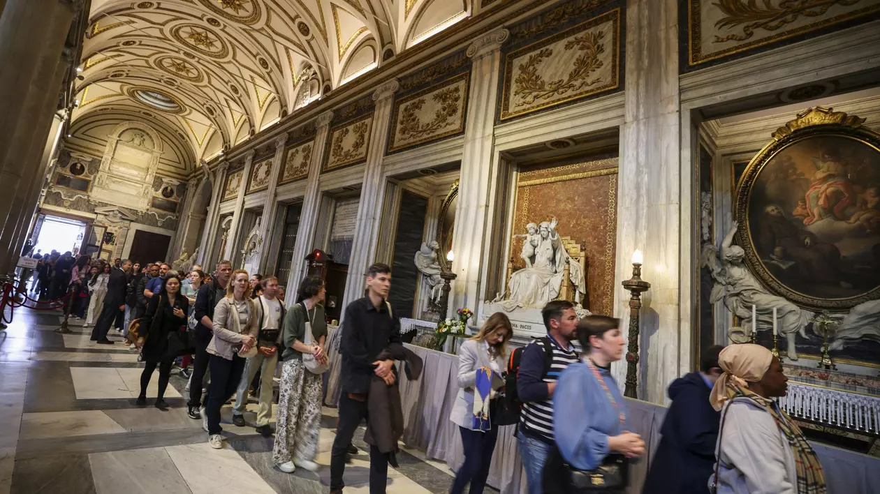 Pelerini veniți la mormântul Papei Francisc, în Bazilica Santa Maria Maggiore, pentru un ultim omagiu Foto: Hepta