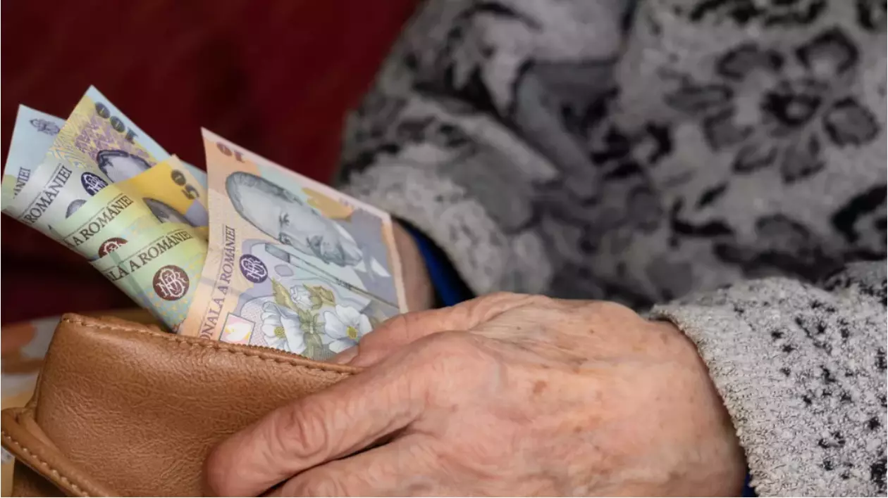 În imagine este ilustrată o femeie bătrână care ține în mână mai multe bancnote