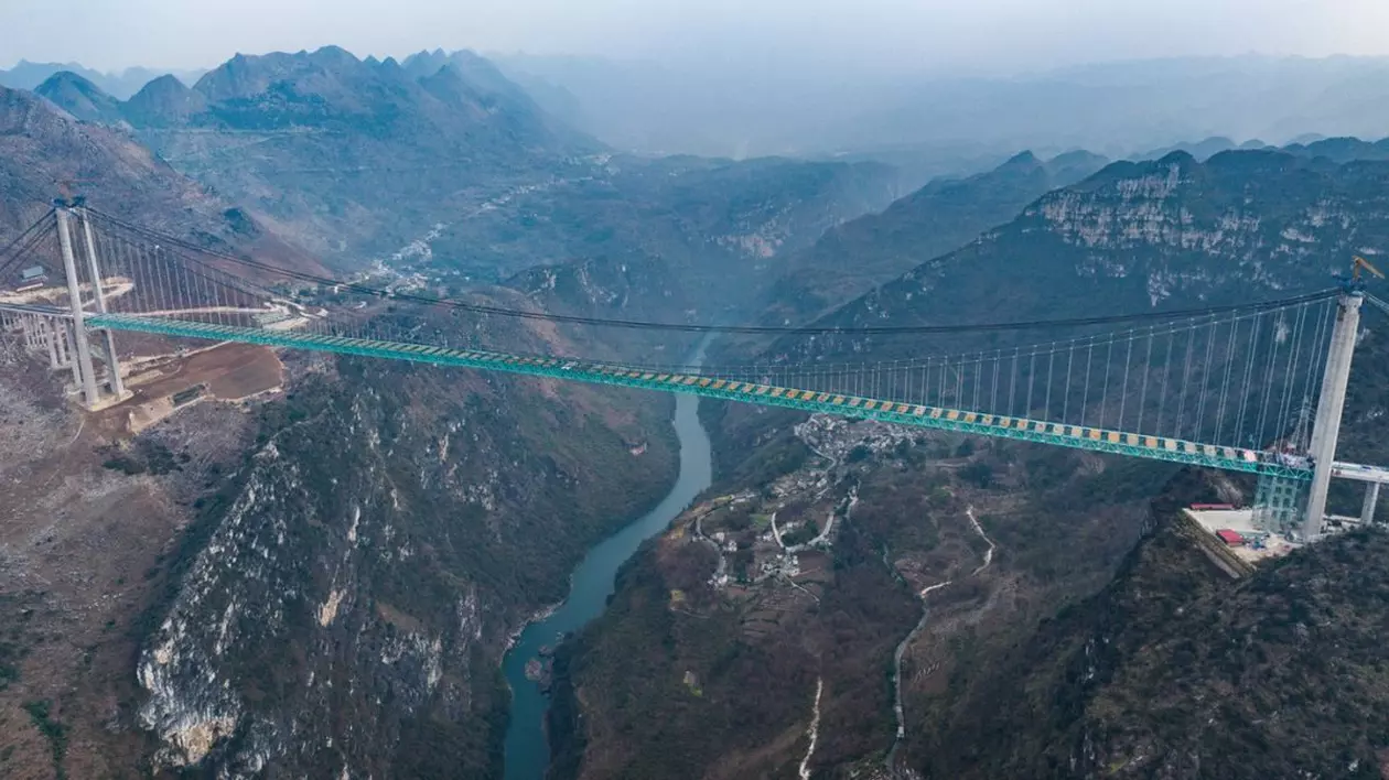 Cel mai înalt pod din lume, podul Marelui Canion Huajiang din China, a fost finalizat înainte de termen și are o înălțime demnă de un zgârie-nori