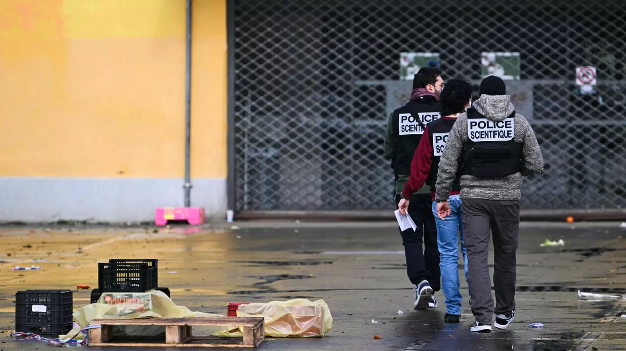 trei politiști criminaliști francezi, fotograafiați din spate