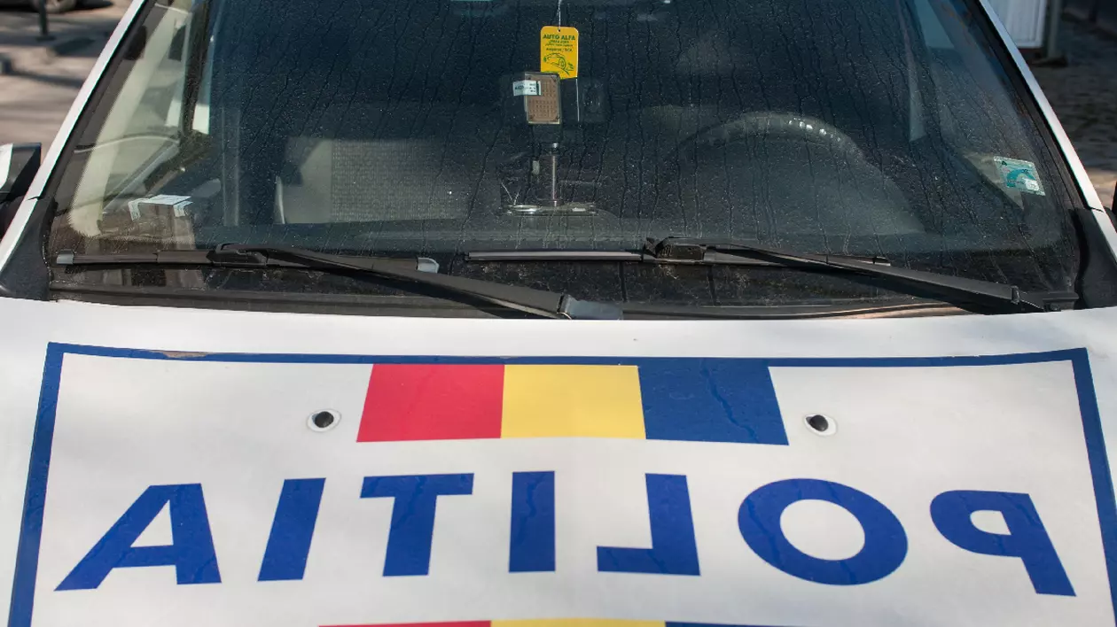 o mașină albă pe care scrie poliție