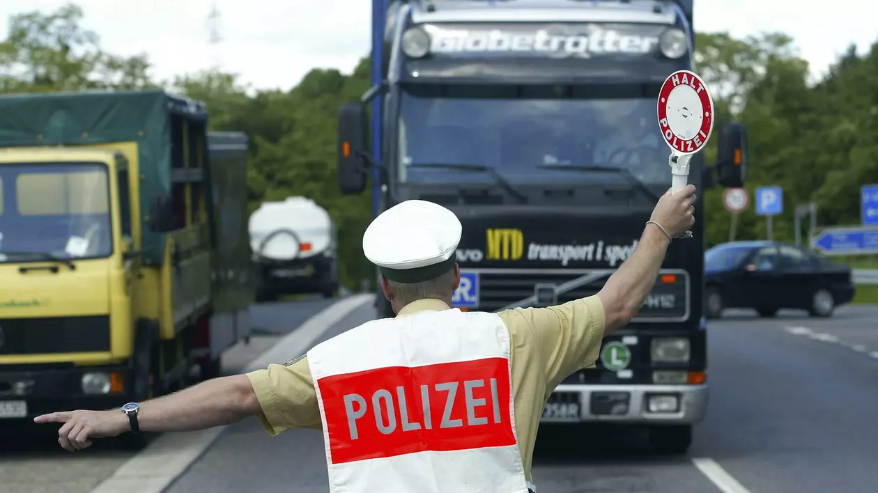 Poză cu un polițist care trage pe dreapta un TIR