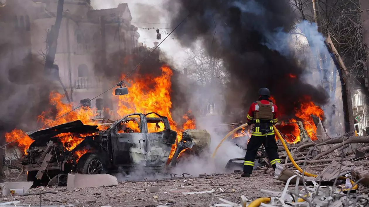 Pompierii și salvatorii intervin la locul atacului din Sumî Foto: Profimedia
