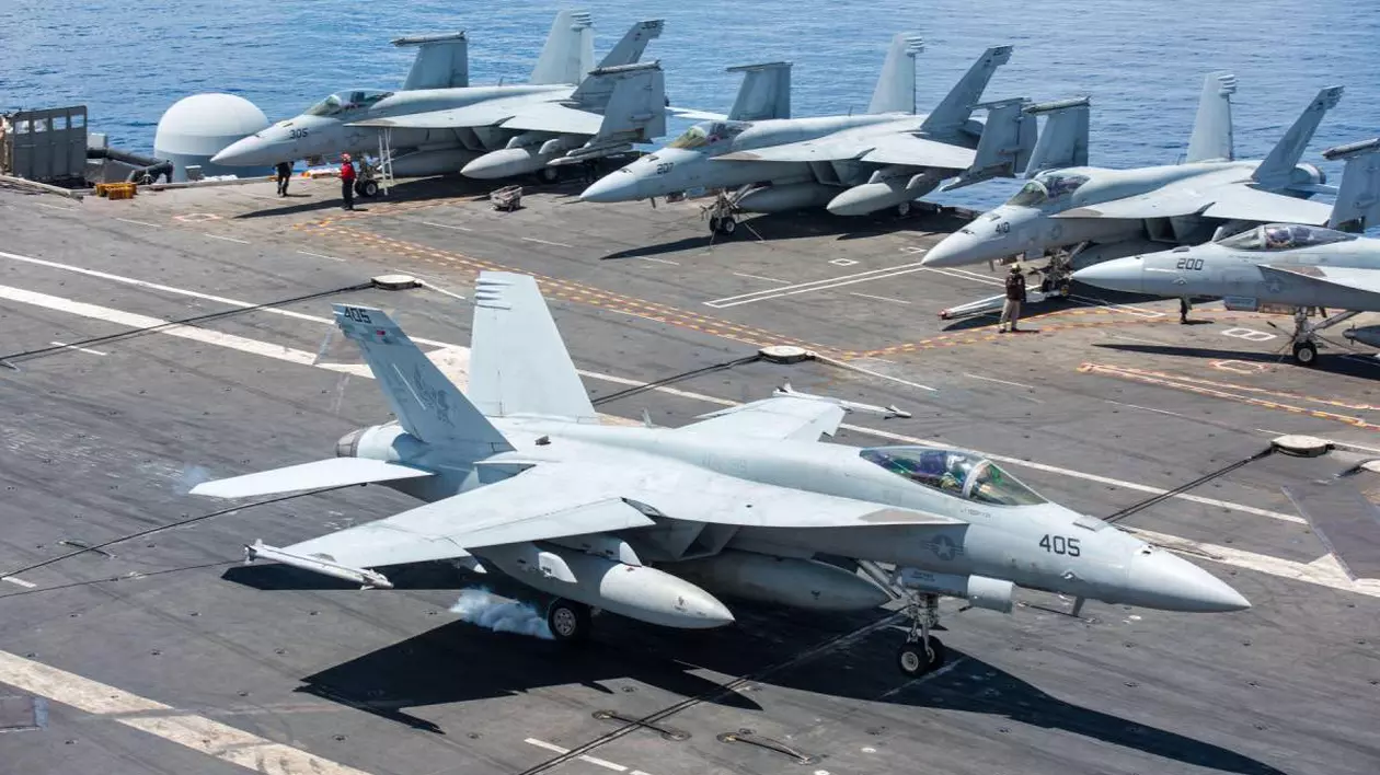 Portavion militar aflat în largul mării. În prim-plan, un avion de luptă de tip F/A-18 Super Hornet