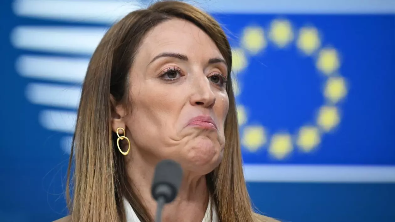 Prim Plan Președintele Parlamentului European, Roberta Metsola, care susține o conferință de presă la Bruxelles, cu steagul UE ]n fundal