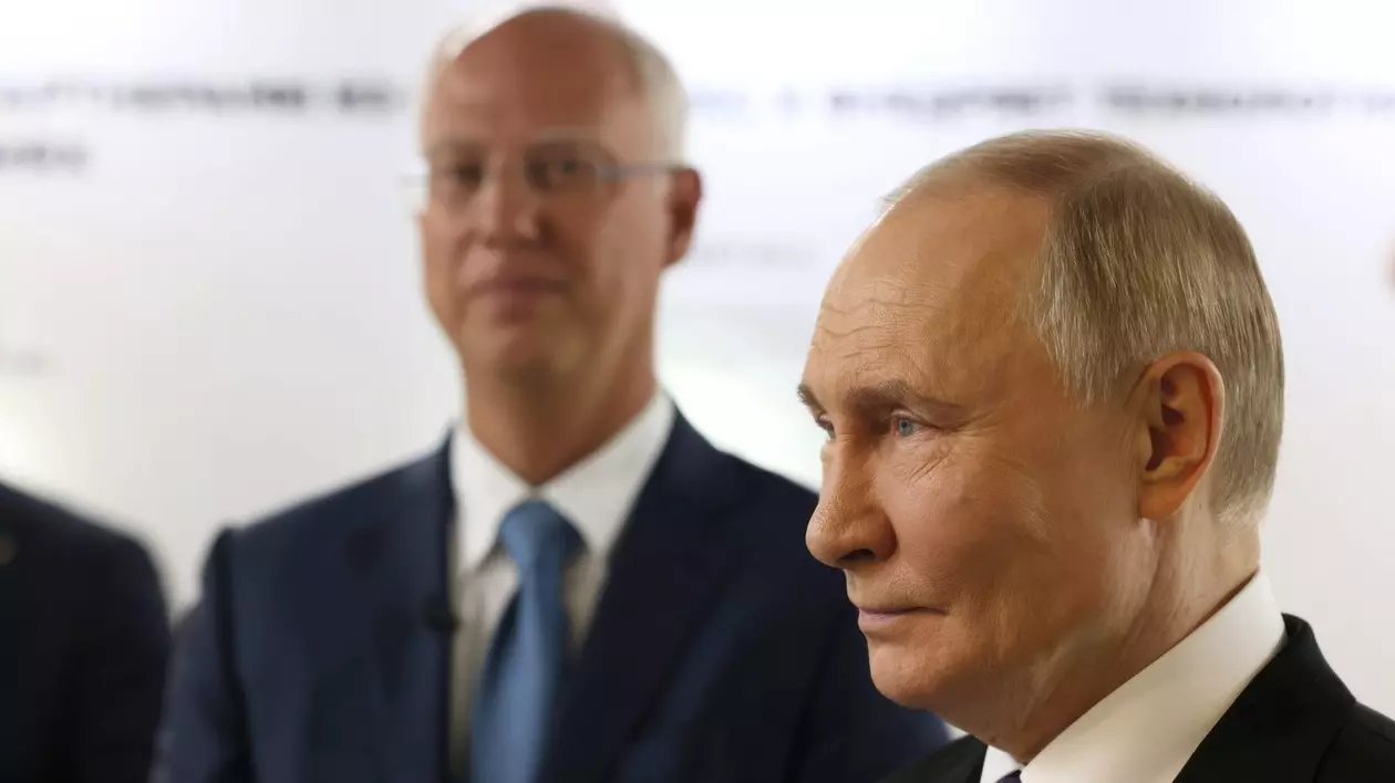 Președintele rus Vladimir Putin, în dreapta, însoțit de directorul general al Fondului rus de investiții directe, Kirill Dmitriev, în stânga, vizitează o expoziție