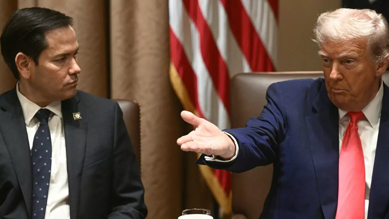 Președintele SUA, Donald Trump, vorbește în timp ce secretarul de stat Marco Rubio îl privește în timpul unei reuniuni a cabinetului în Sala Cabinetului Casei Albe