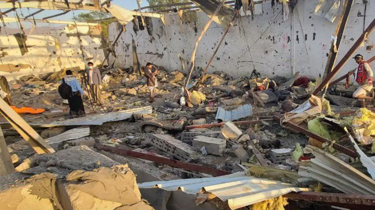 Presupus atac american împotriva unui centru de detenție pentru migranți din Saada, Yemen. Imagini difuzate de Al-Masirah TV Captură X @agtprpnabsrdty