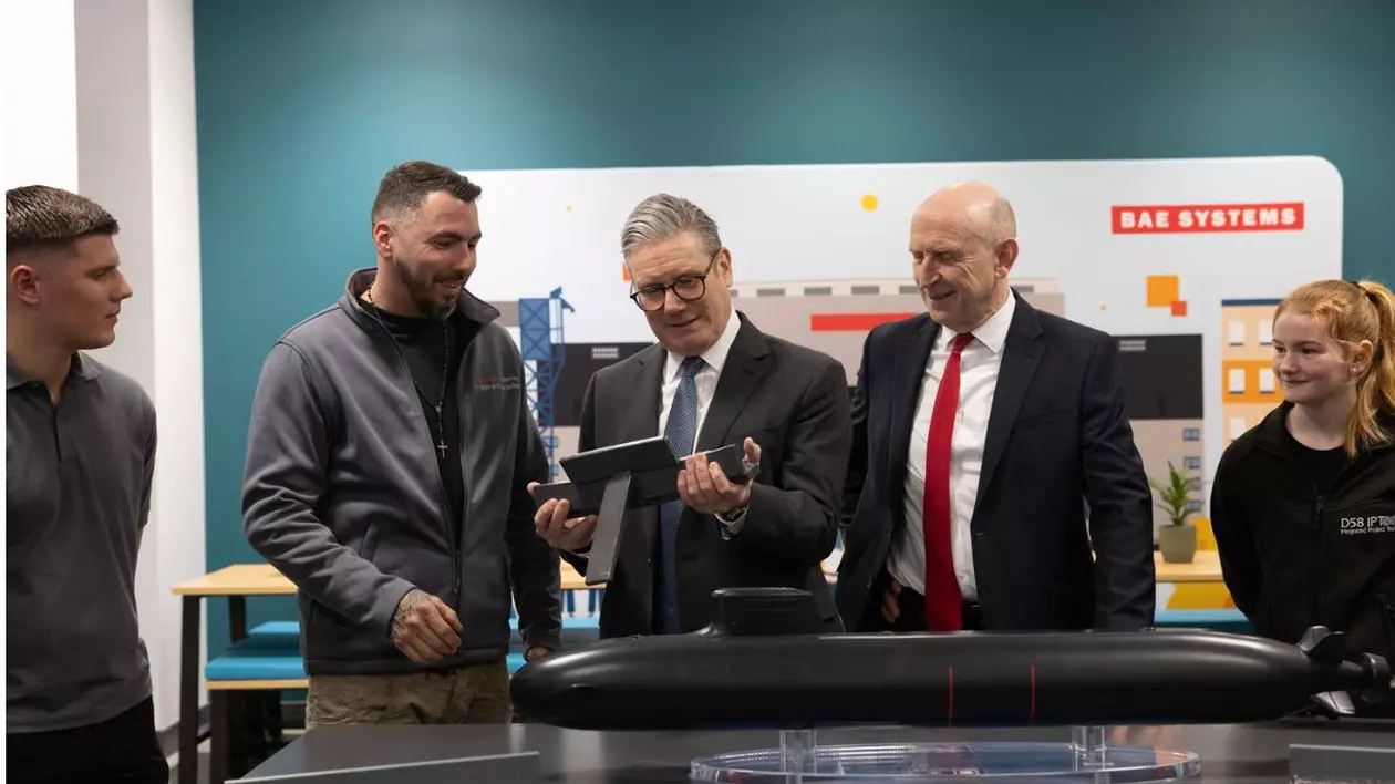 Prim-ministrul Marii Britanii Keir Starmer și ministrul Apărării, John Healey, s-au întâlnit cu ucenicii BAE Systems din Barrow-in-Furness înainte de vizita sa pentru a pune chila submarinului Dreadnought