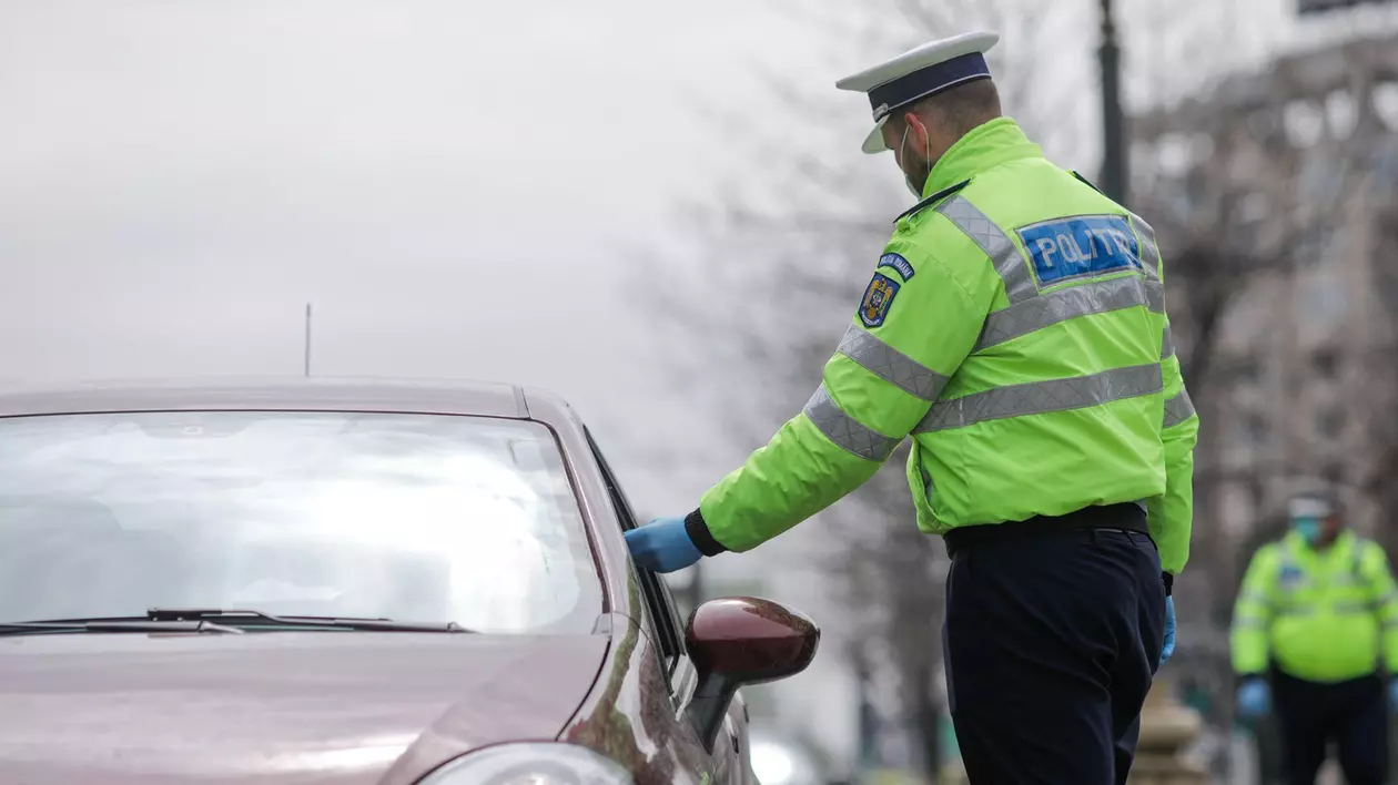 Un polițist verifică actele unui participant la trafic din București