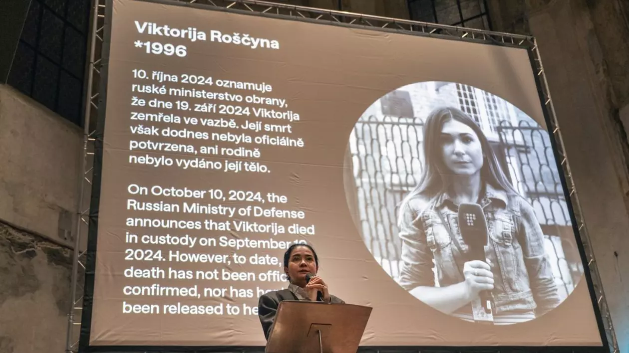 Deschiderea Festivalului de film documentar One World Human Rights și a ceremoniei de decernare a premiilor Homo Homini, 12 martie 2025, Praga. Premiul Homo Homini a fost acordat în memoriam jurnalistei ucrainene Viktoria Roșchina pentru curajul ei de a spune poveștile ucrainenilor din teritoriile ocupate de Rusia.