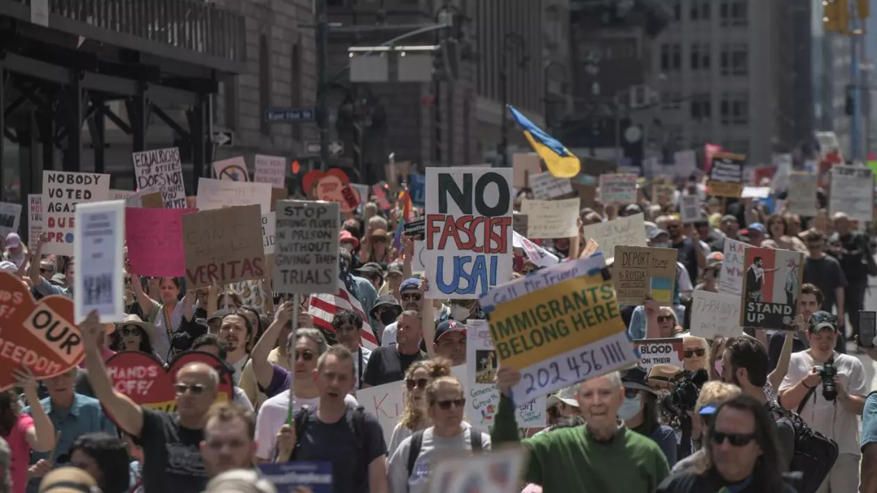 Mii de persoane protestează la New York împotriva politicilor de imigrare ale administrației Trump