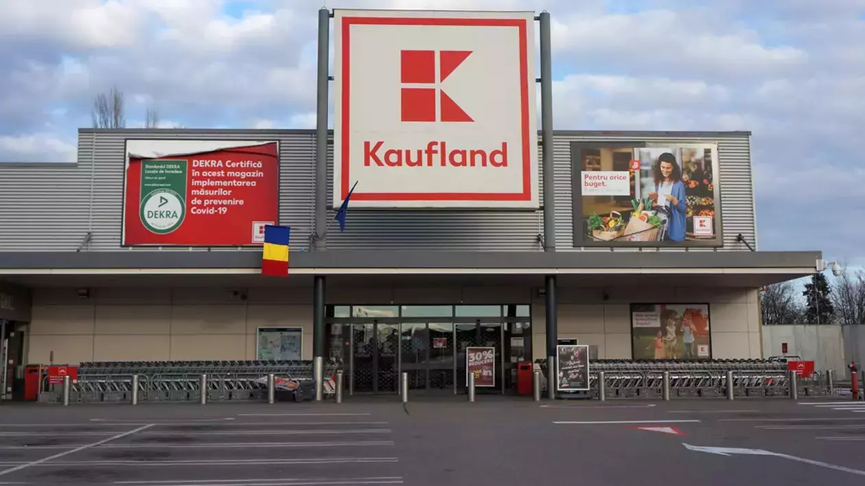 O imagine cu intrarea intr-un magazin Kaufland