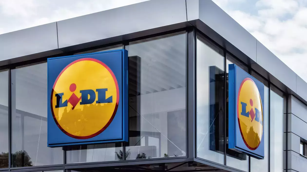 Imagine cu logo-urile Lidl puse pe un magazin