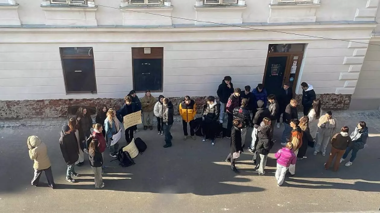 Elevii de la Liceul Lenau Timișoara au protestat împotriva profesoarei de română