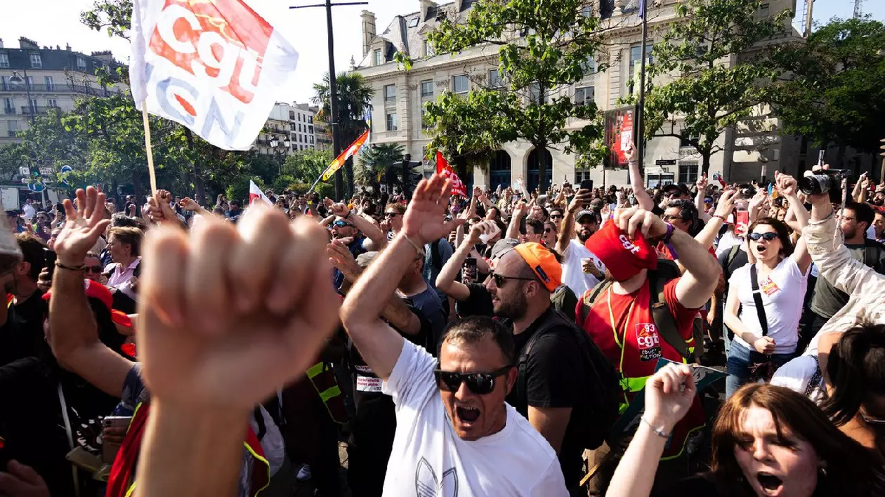 Protestatarii scandează sloganuri în timpul demonstrației împotriva noii legi de reformă a pensiilor. Sindicatele franceze au organizat a 14-a zi de proteste împotriva noii legi a lui Macron privind reforma pensiilor, care ridică vârsta de pensionare de la 62 la 64 de ani.
