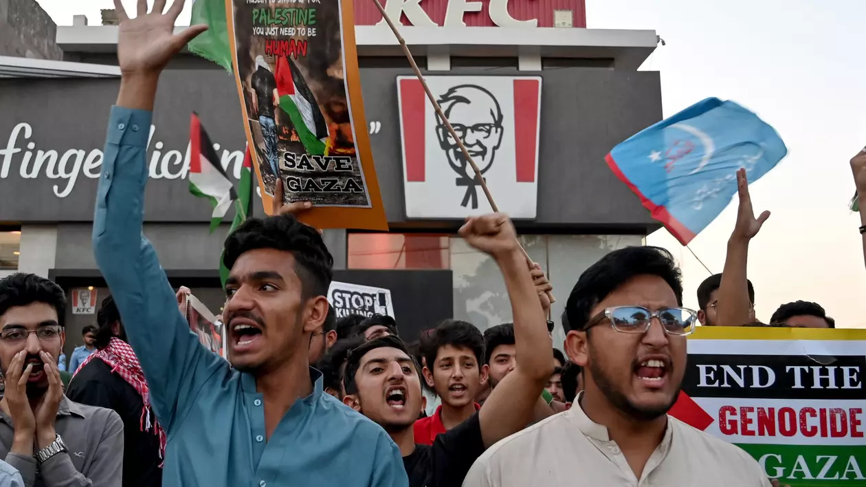 oameni la protest în Pakistan , în fața unui fast-food KFC