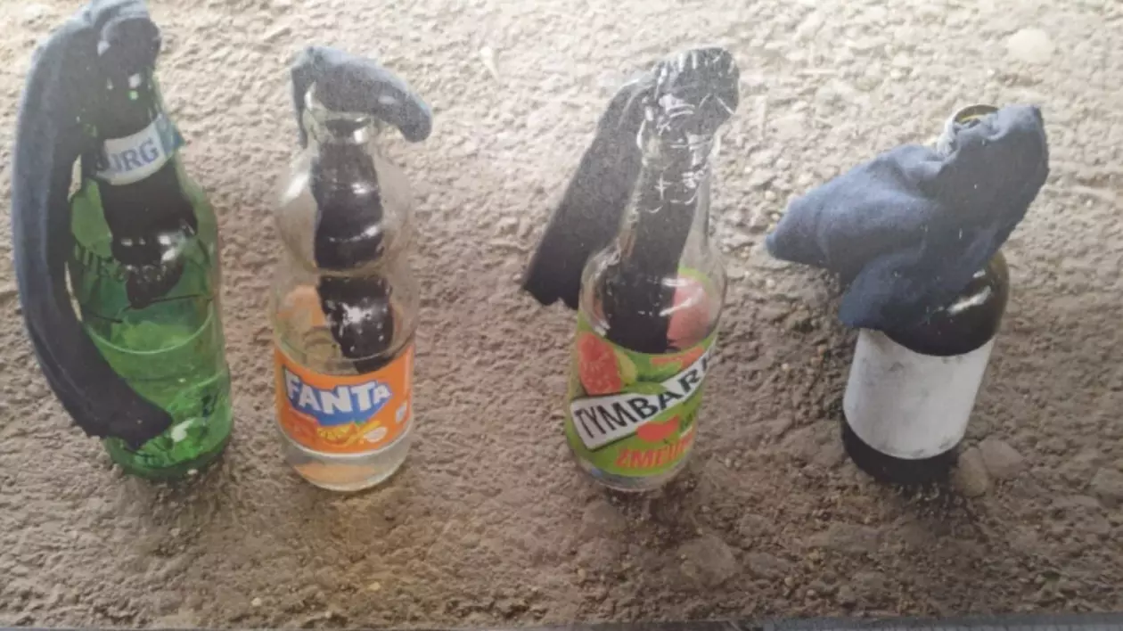 În imagine sunt ilustrate mai multe sticle care par să conțină substanțe inflamabile