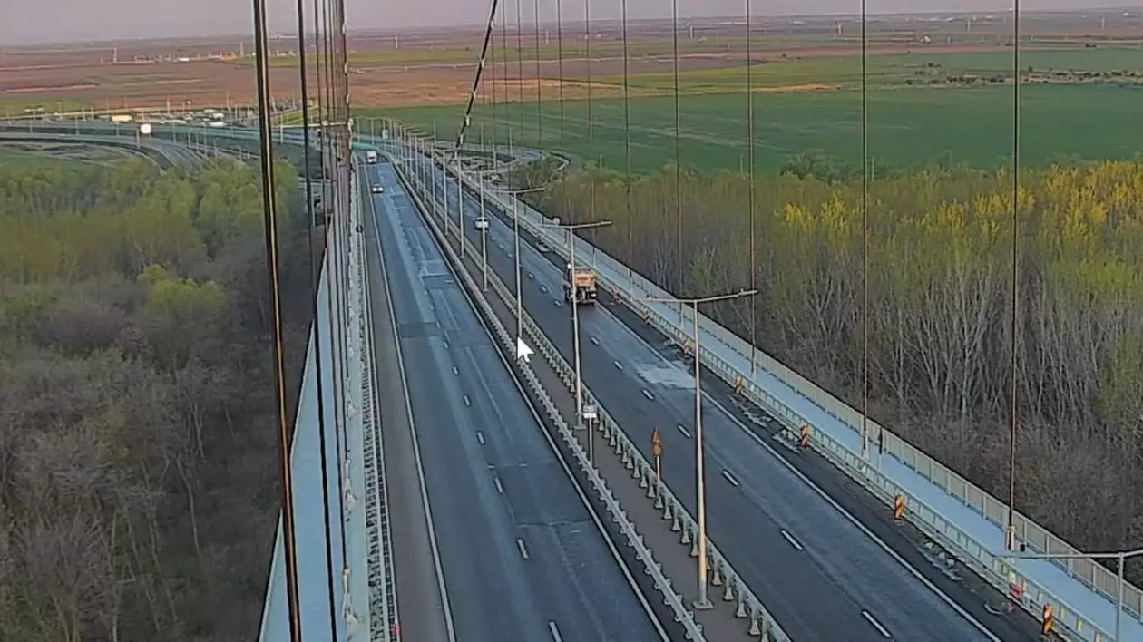 mașini pe podul suspendat de la brăila