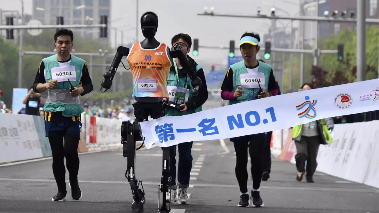 Primul semimaraton cu roboți și oameni, în China: diferență uriașă între cel mai rapid robot și cel mai rapid om