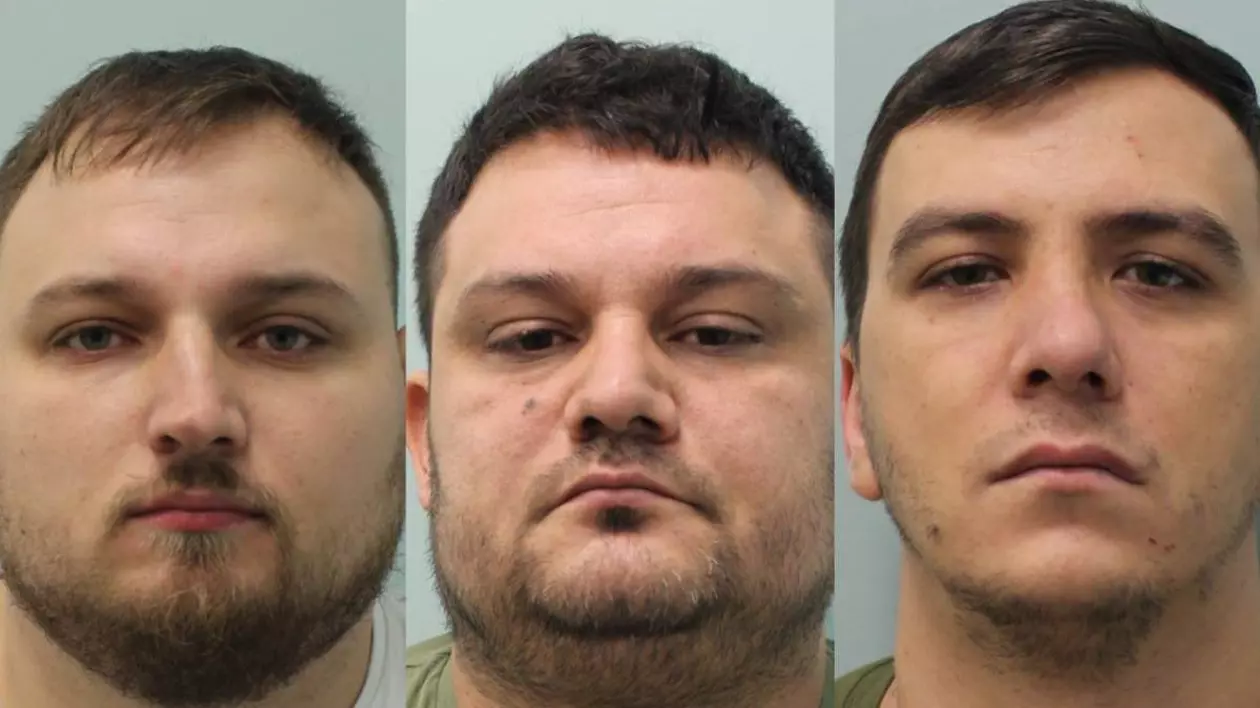 Poză cu trei dintre cei cinci bărbați români acuzați că au traficat 14 românce în Anglia. În stânga este Ionica Badica, în mijloc - Valentin Badica, iar în dreapta - Cristian Damaschin