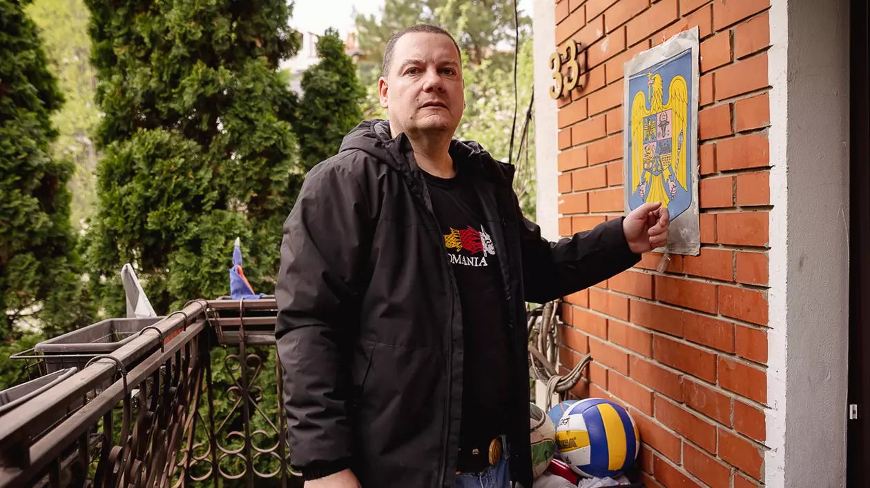 Alex Bălan la intrarea în locuința lui din Belgrad