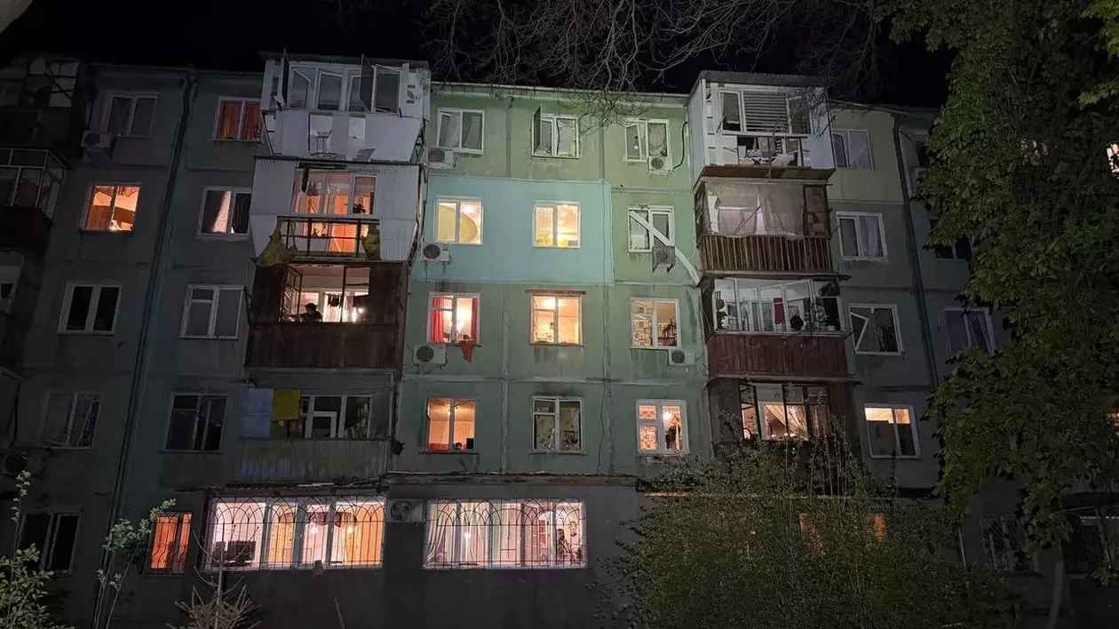 Un bloc afectat de un nou atac cu drone kamikaze în Odesa, trimis în noaptea de 21 aprilie.