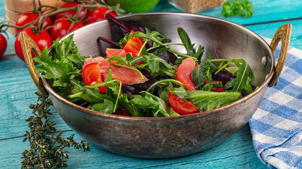 un castron cu salata verde și roșii