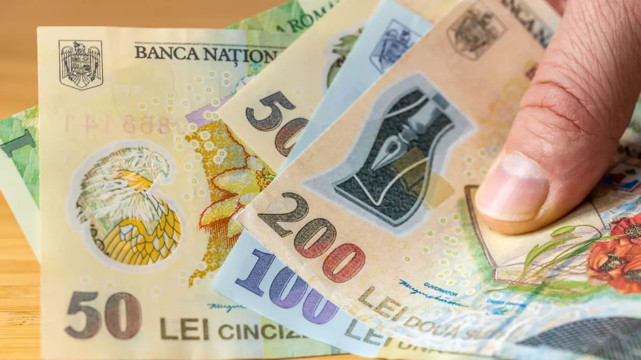 Imagine creativă cu un bărbat care ține în mână mai multe bancnote românești