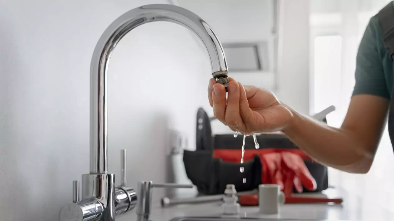 chiuveta de bucătărie tip lebădă, din care curge apă