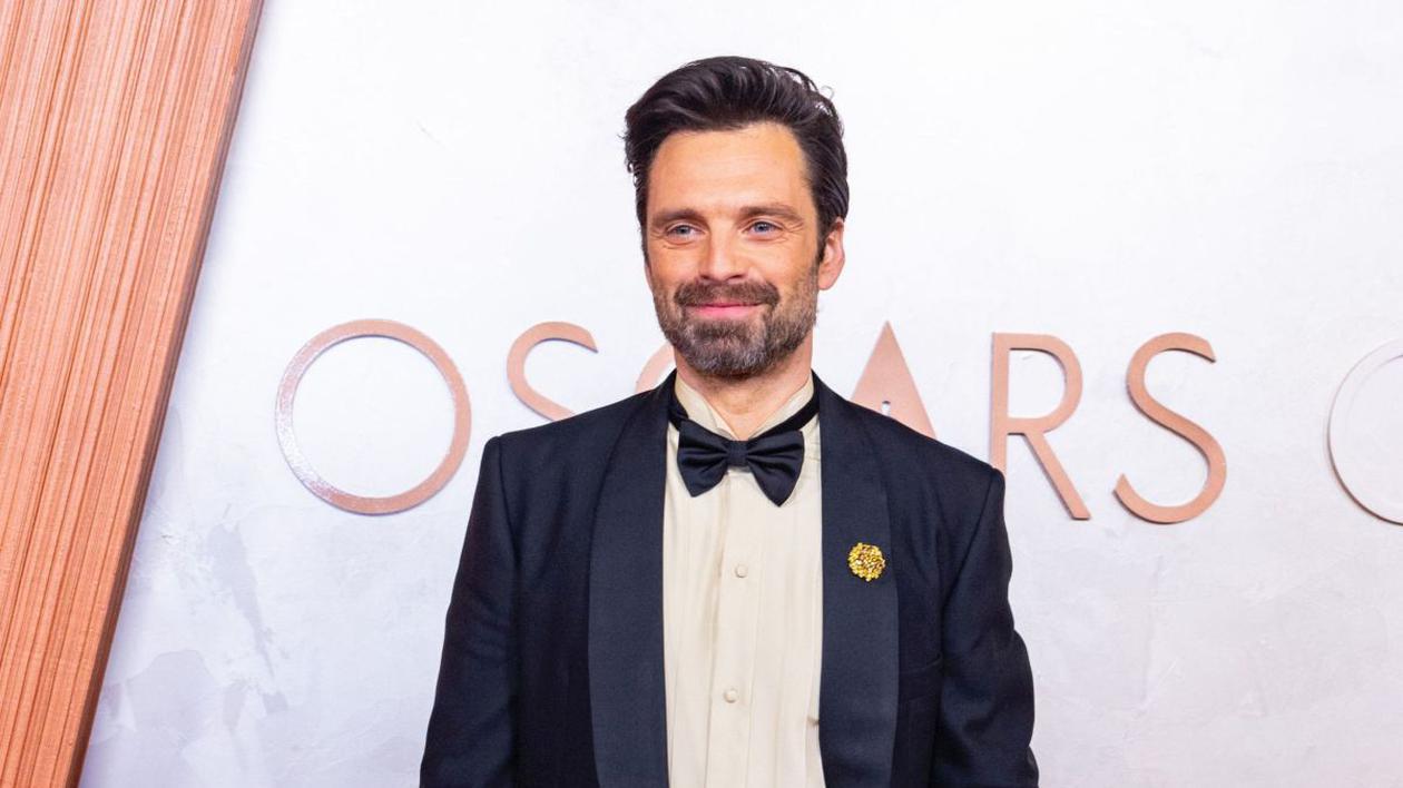 Sebastian Stan a votat în turul 2 al alegerilor prezidențiale din România, la o secție din New York. Imaginea care face acum înconjurul internetului
