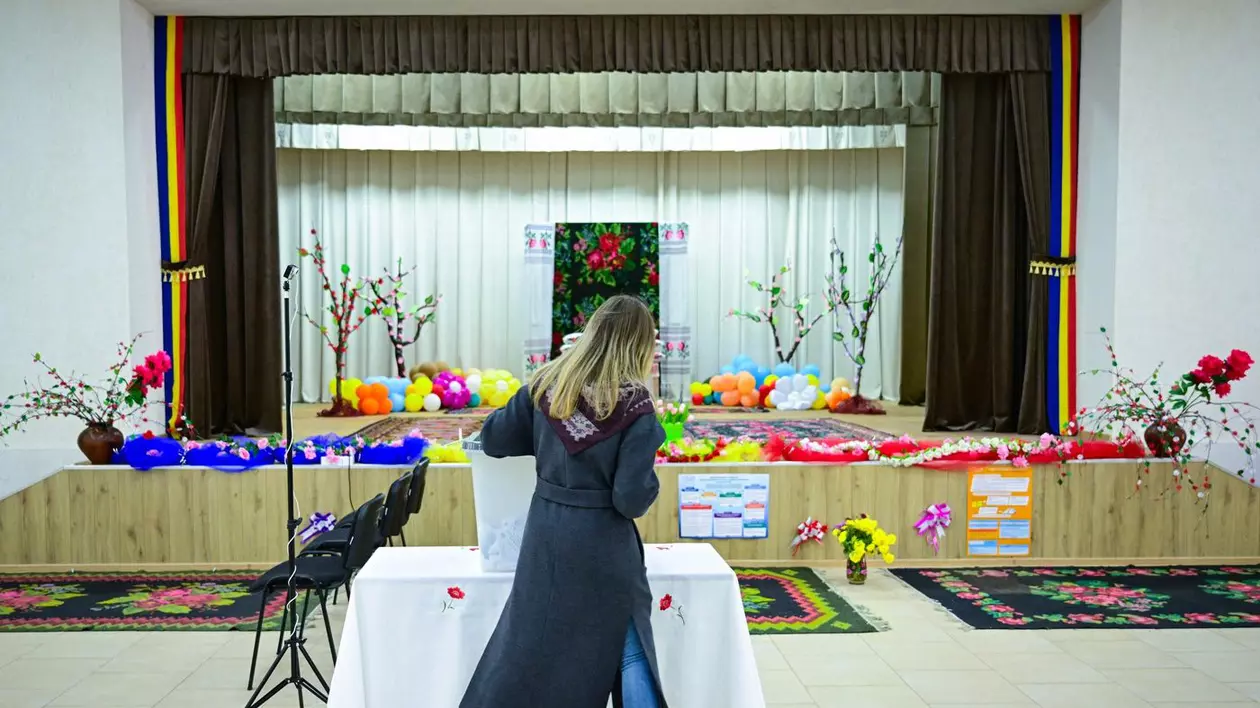 O tânără surprinsă în timp ce votează la Costești, în nordul Republicii Moldova Foto: Profimedia