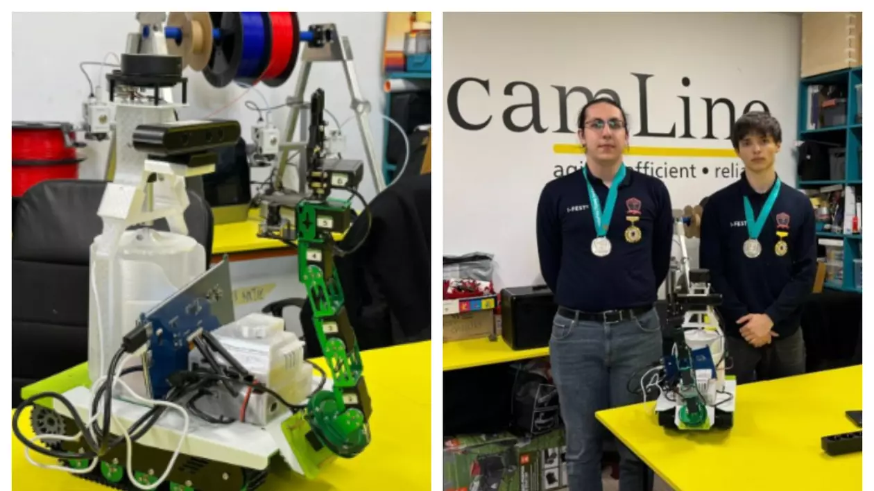 În prima imagine este ilustrat un robot care stă pe o masă galbenă. În partea dreaptă apar doi elevi, care au medalii la gât și sunt îmbrăcați în bluze negre.