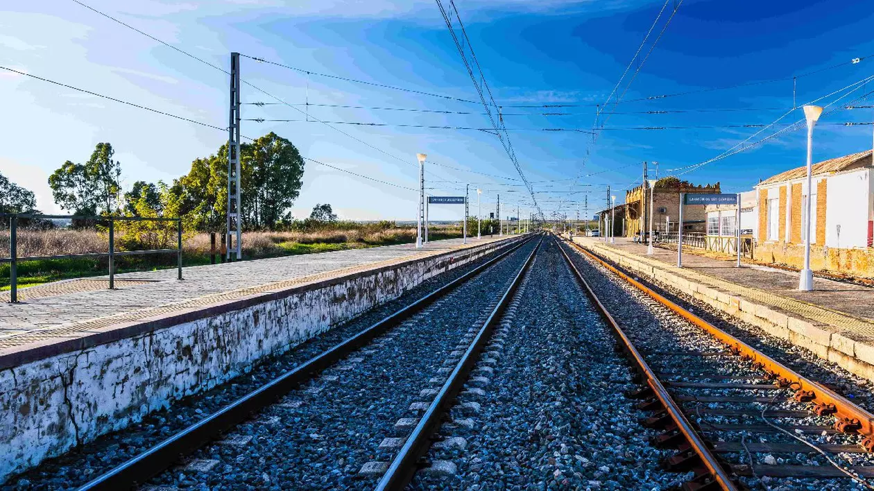 Vedere liniștită a unei gări goale în orașul Carrion de los Cespedes, Sevilla, Andaluzia, Spania, într-o zi însorită