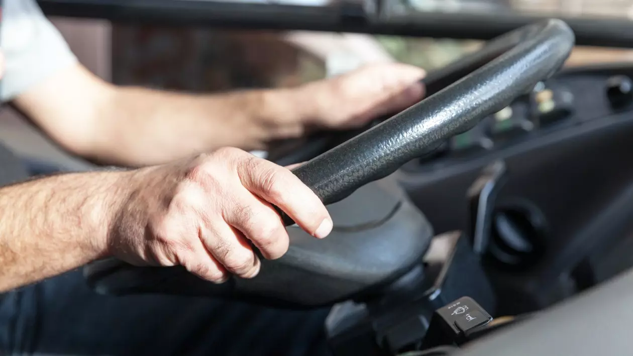 Șofer de autobuz surprins cu mâinile pe volan