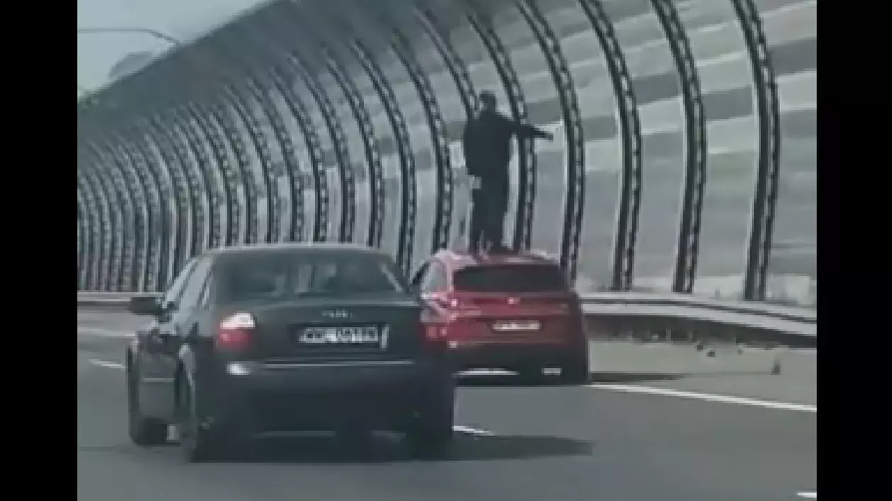 Un șofer s-a urcat în mers pe plafonul mașinii, a făcut accident, s-a dezbrăcat și a fugit pe jos, pe autostradă, la Varșovia | VIDEO