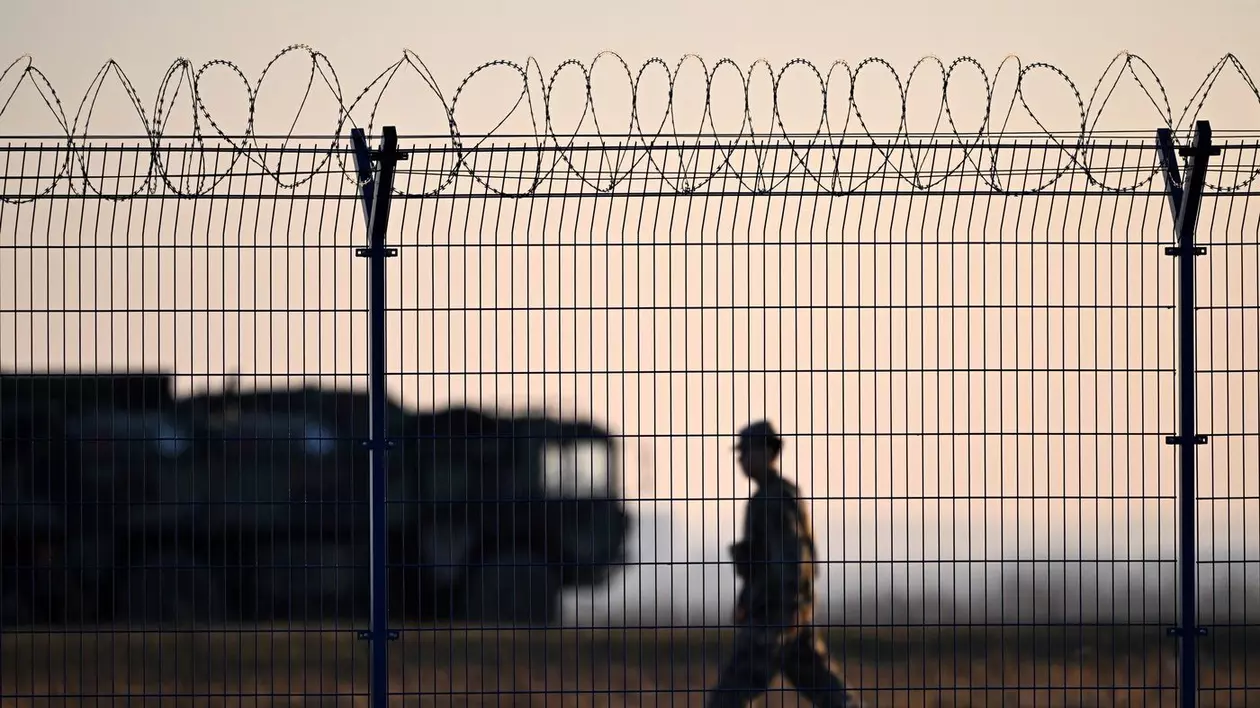 Soldat surprins în timp ce patrulează aerodromul Rzeszow-Jasionka Foto: Profimedia