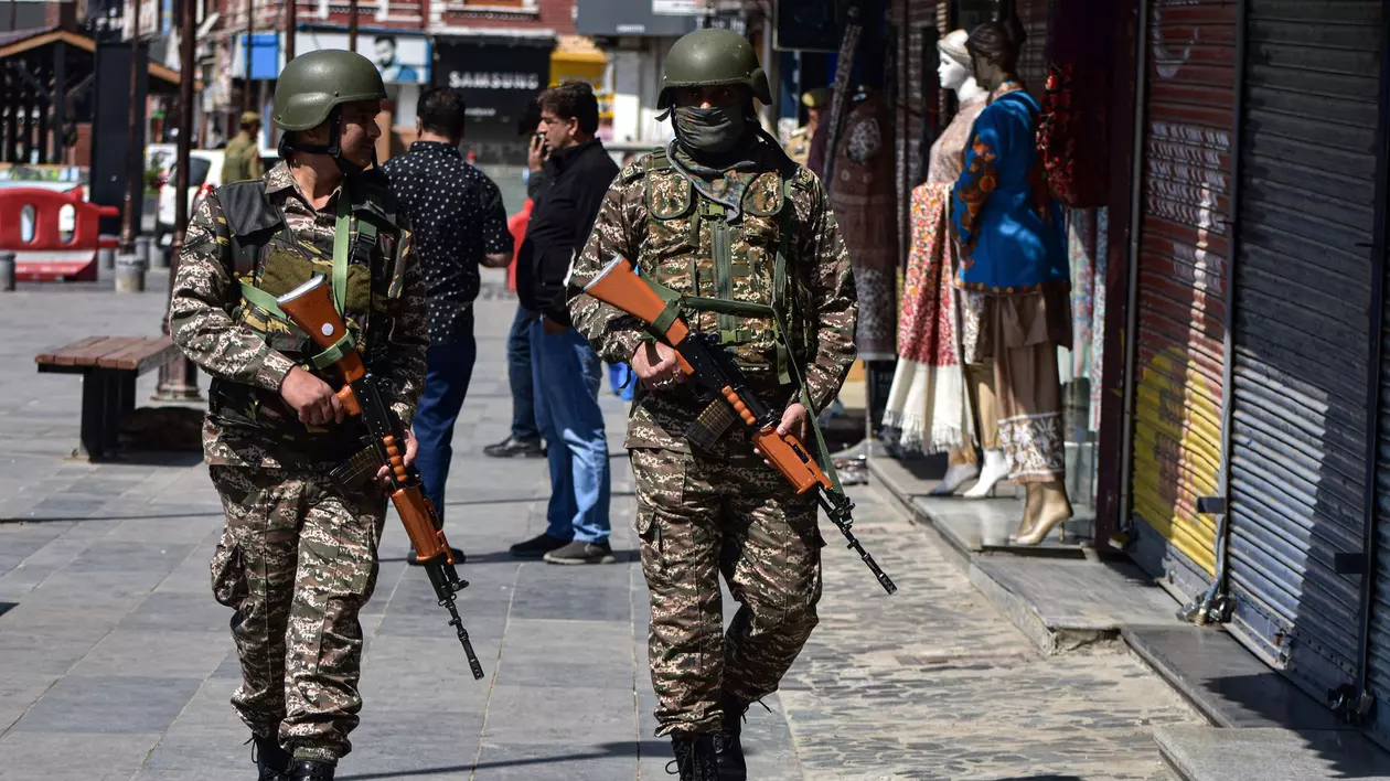 Soldați paramilitari indieni patrulează de-a lungul unui drum din Srinagar, Jammu și Cașmir, pe 29 aprilie 2025.