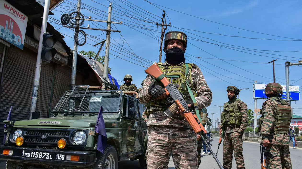 Soldați indieni mobilizați în apropiere de Srinagar, în Jammu și Cașmir Foto: Hepta