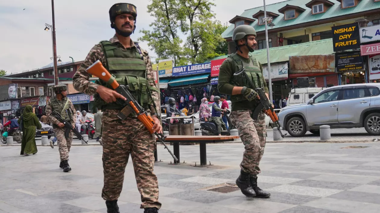 În imagine sunt ilustrați soldați militari în timp ce patrulează pe stradă