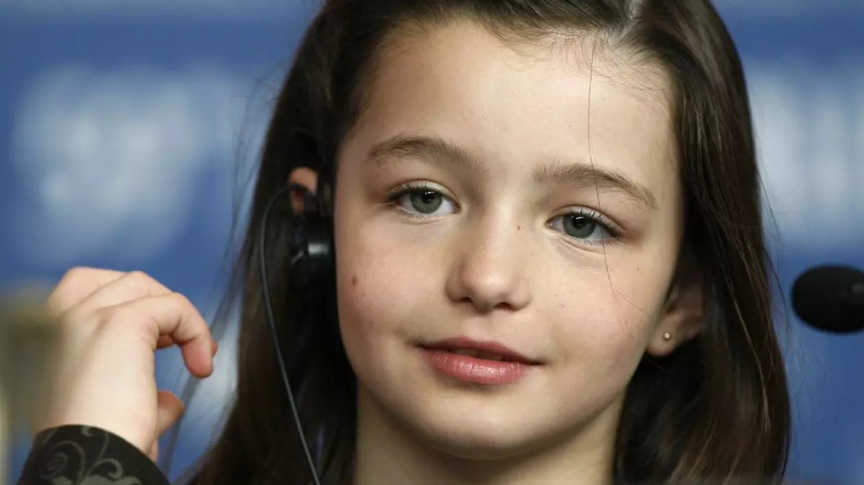 Prim plan cu actrița copil a Hollywoodului, Sophie Nyweide, cu părul desfăcut și mâna dreaptă ridicată