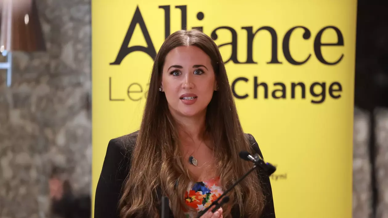 Deputata Sorcha Eastwood la o conferință de presă, în 2024.