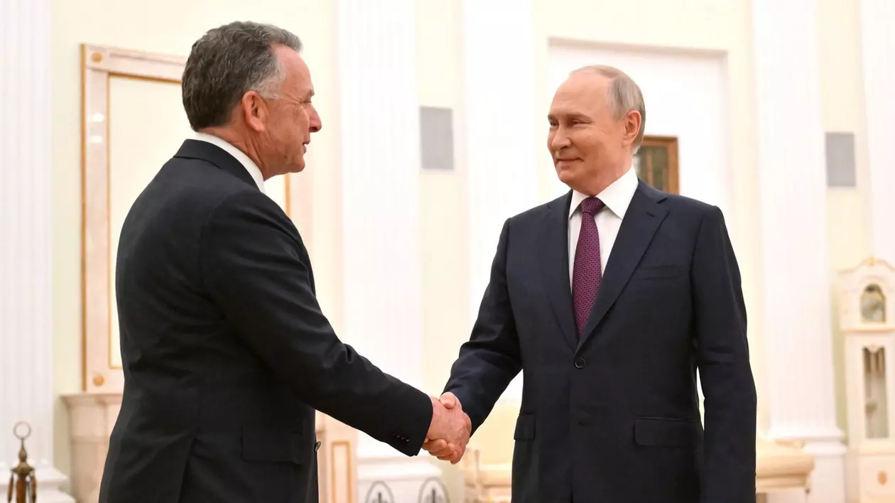 Steve Witkoff (stânga), primit la Kremlin de Vladimir Putin (dreapta) Foto: Hepta