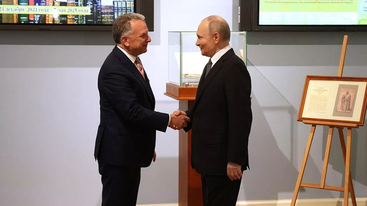 Steve Witkoff (stânga) surprins în timp ce dă mâna cu Vladimir Putin (dreapta)