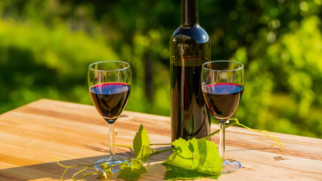o sticlă și două pahare de vin