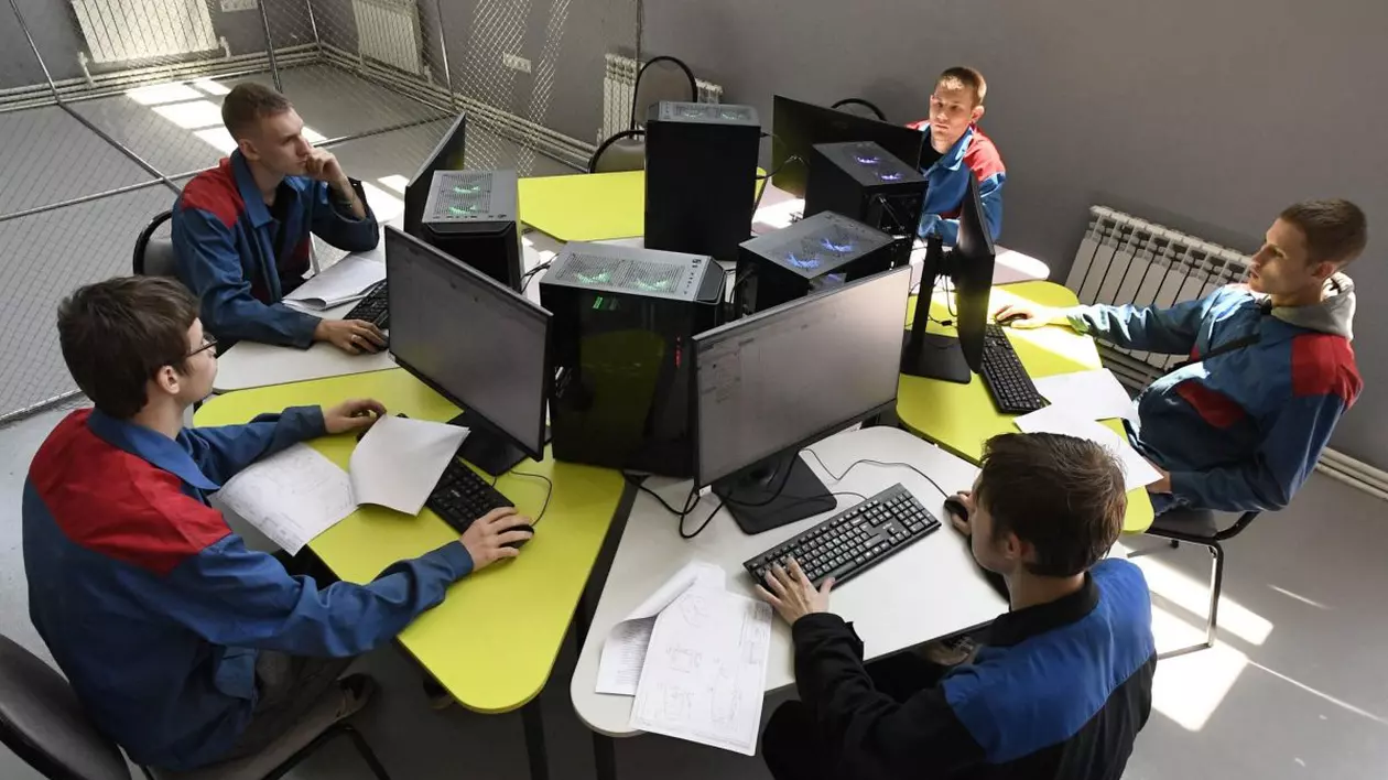 Studenți în fața unor calculatoare la facultate