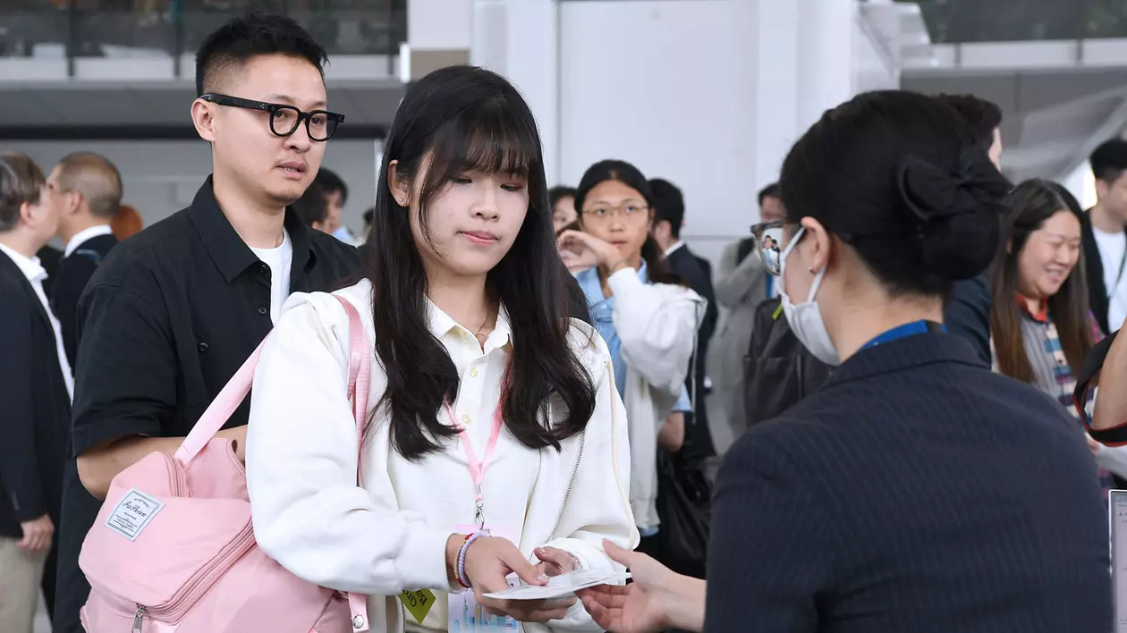 Studenții din Hong Kong stau la coadă pentru a se urca pe un avion de linie cu destinația Shanghai. Imgine cu caracter ilustrativ.FOTO: Hepta.